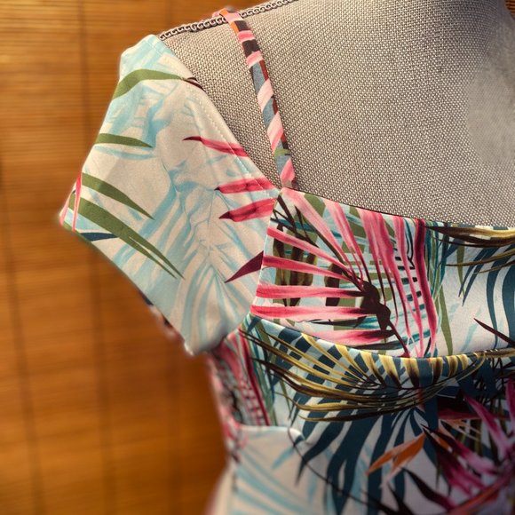 Guess Floral Tropical Bodycon Dress Size 6 EUC - Picture 3 of 6